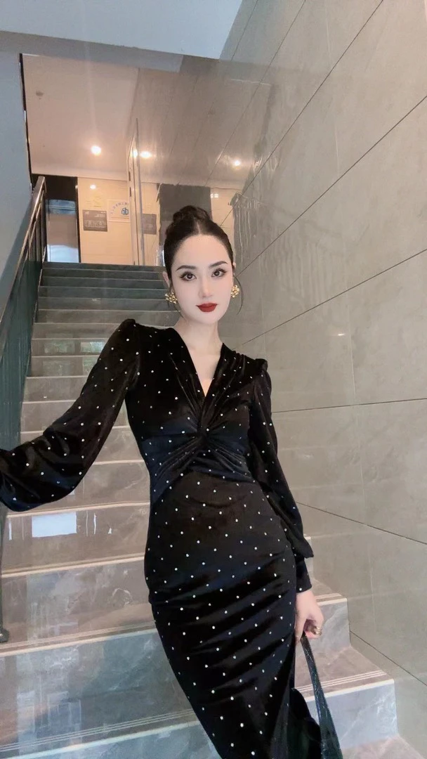 新款设计感修身女神连衣赫本风泡泡袖礼服气质名媛小众长裙