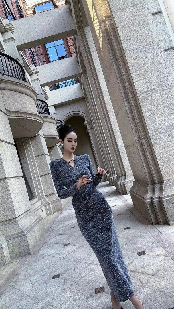 细闪性感纯欲秋冬款连衣裙草草搭配出街首选长裙