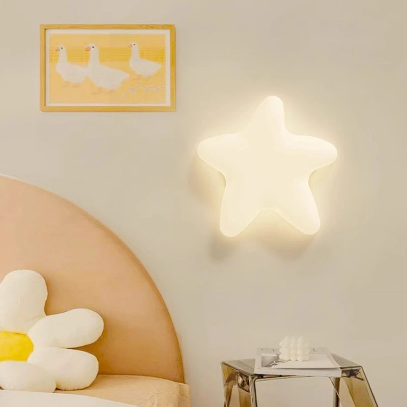 现代简约云朵星星灯卧室床头壁灯奶油风温馨创意全光谱儿童房间灯