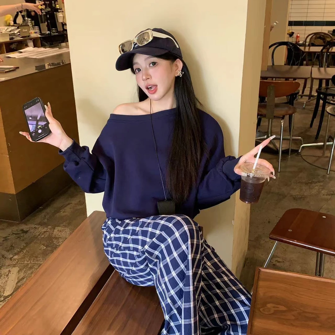 【放松100％】斜肩上衣女长袖宽松显瘦慵懒风高级时尚露肩卫衣