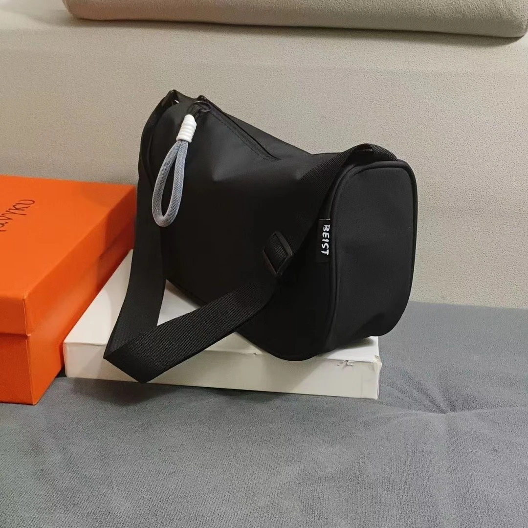 大容量单肩2025包女新款出行通勤包斜挎包尼龙布旅游运动饺子包