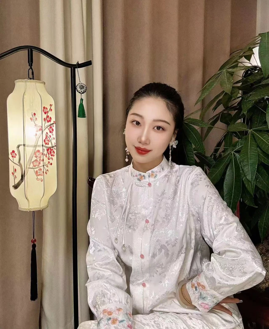 2023国潮风复古提花袖口刺绣时尚气质立领流苏长袖白色衬衫012