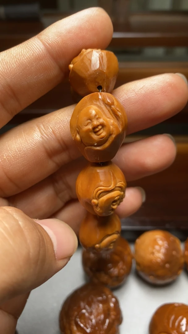 橄榄核雕刻浮雕弥勒直径1.8cm特价秒杀