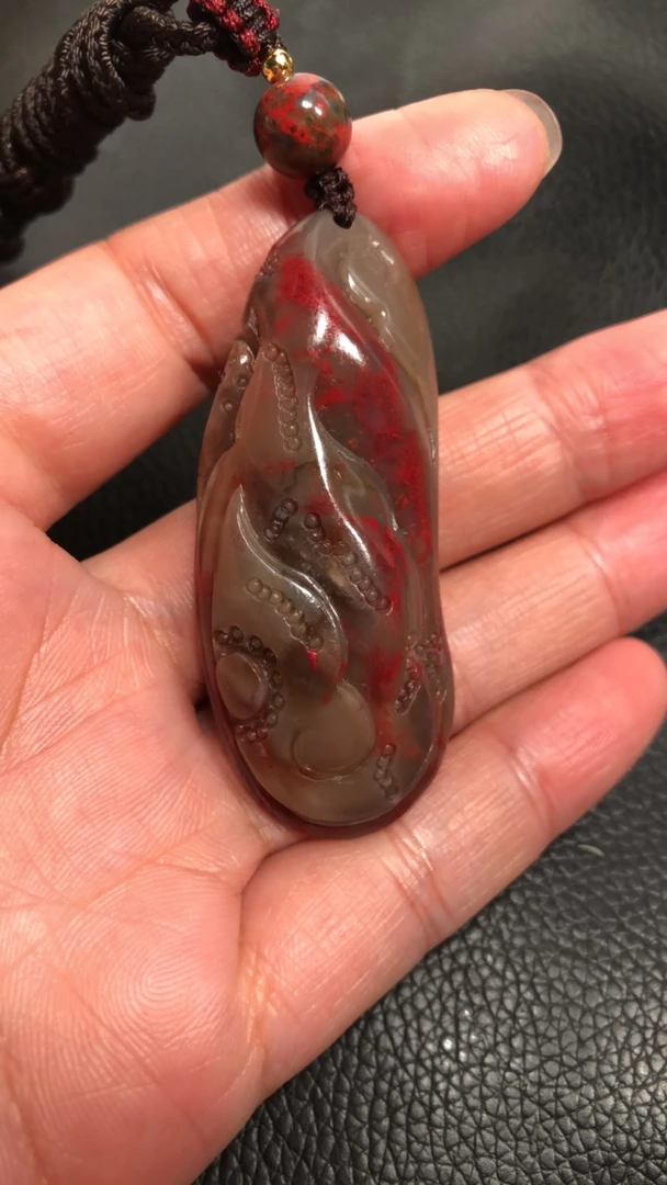 鸡血石牛角冻精品挂件
