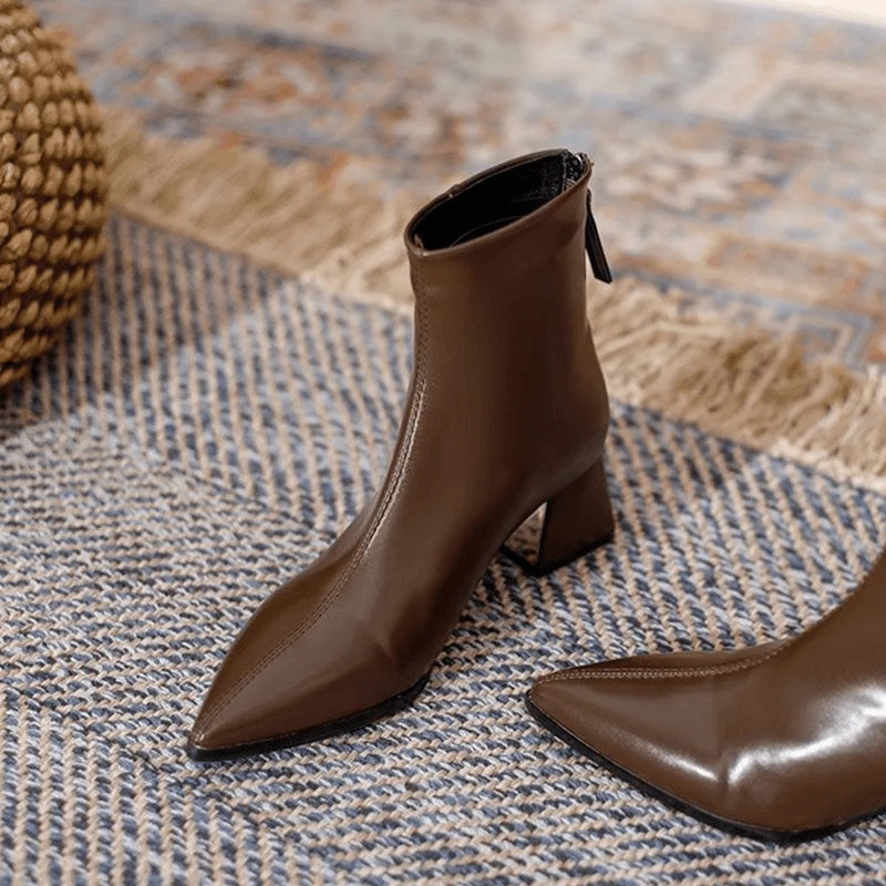 洋气真软皮马丁靴女粗跟弹力尖头短靴秋冬新款时尚棕色黑色瘦瘦靴