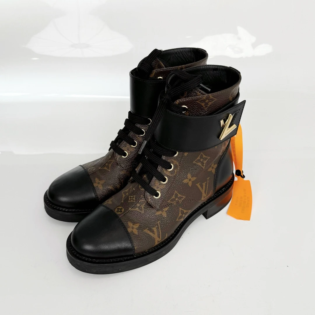 95新 LouisVuitton/路易威登 36码/老花满印马丁靴/98新/jm09016