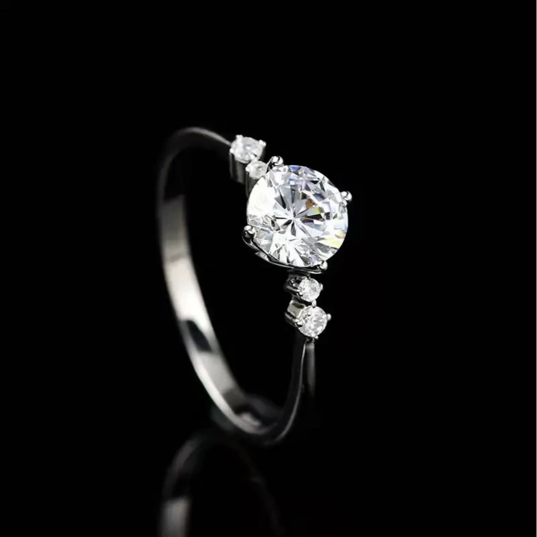 925银莫桑石戒指 【星空女戒】0.5克拉-1克拉  经典简约/合成碳硅石