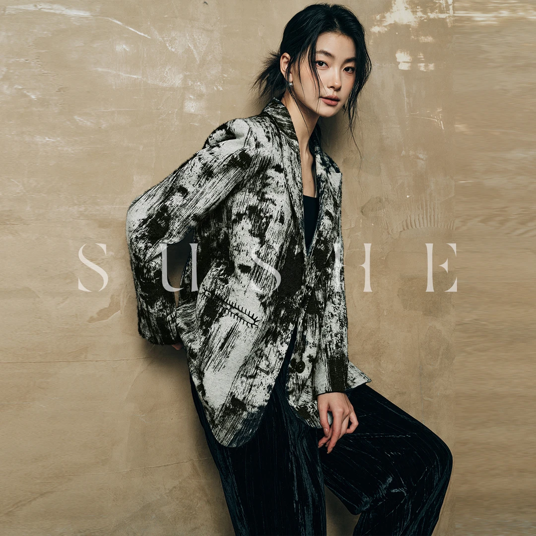 束皙/SUSHE 做旧不规则墨染戗驳领手缝口袋装饰正肩西装外套女春