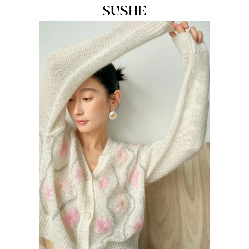 束皙SUSHE 绘意 蓬松雾感马海毛绵羊毛 撞色手工钩花针织开衫上衣