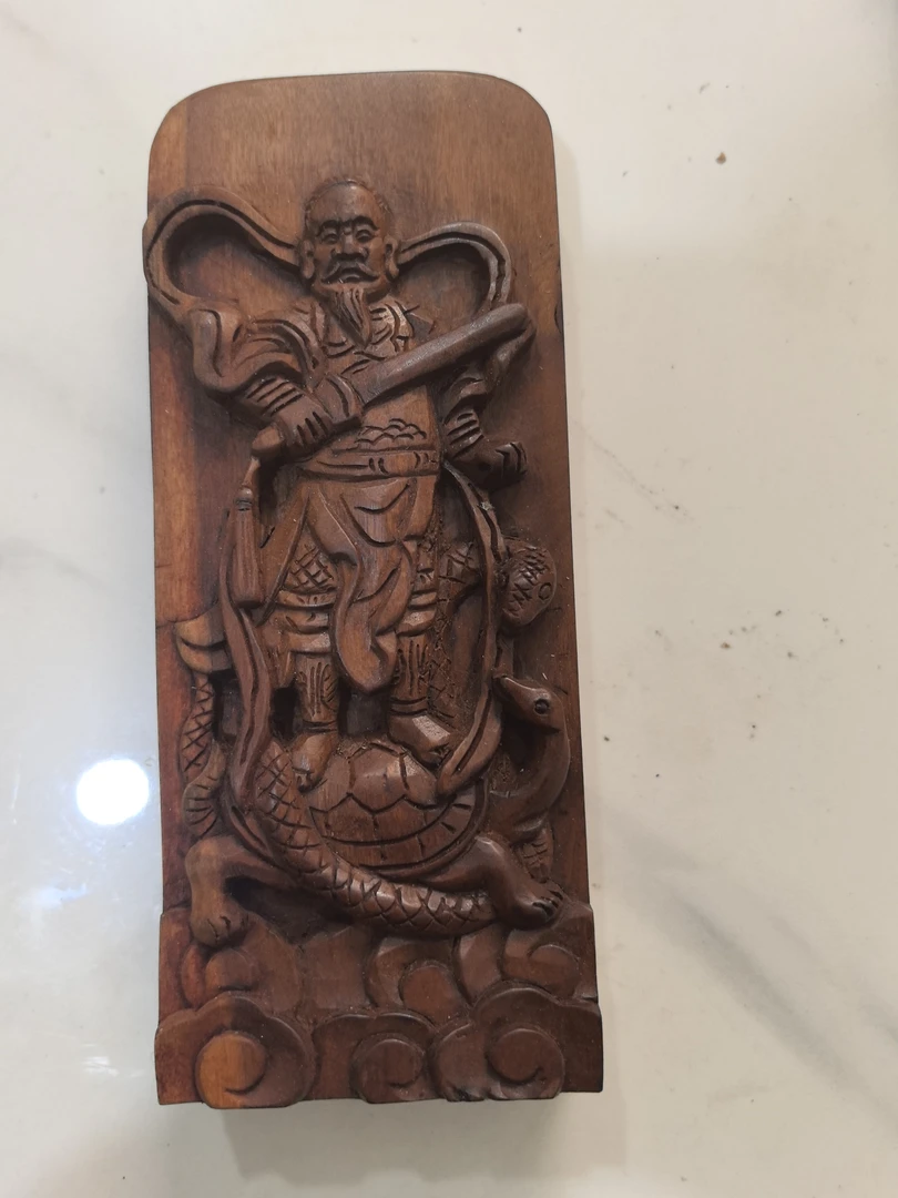 天然枣木纯手工真武令牌。高17.5公分。宽7.5公分。