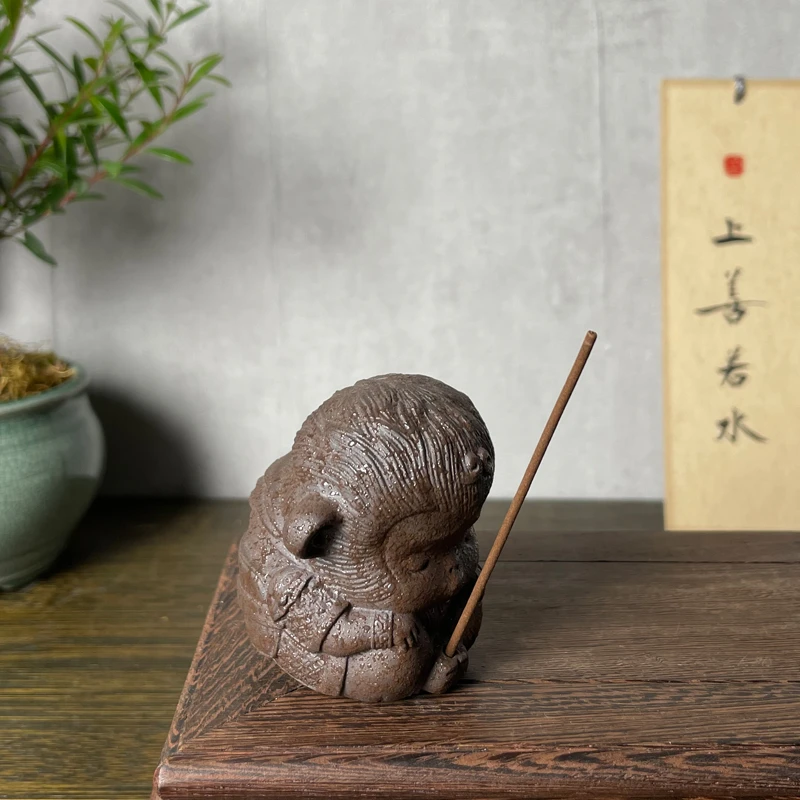 龙泉吴俊青瓷茶宠乳白釉猴子富甲天下可养手把件齐天大圣线香香插