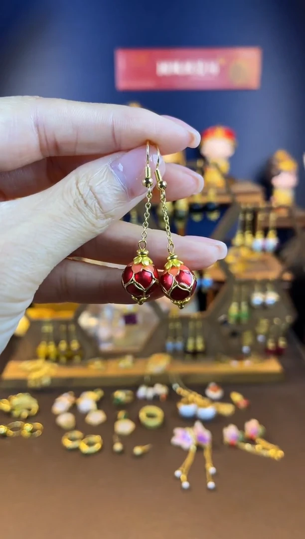 【闪购商品】红色莲花会珐琅耳钩