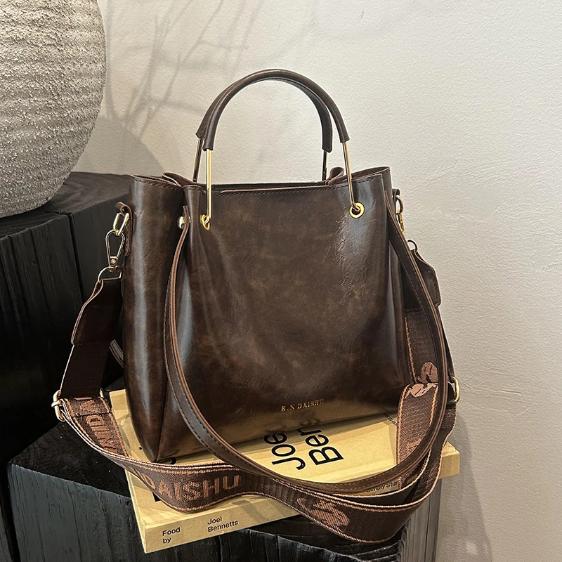 2024秋季新款时尚质感韩版休闲大容量单肩斜挎包8353咖色