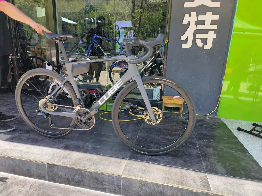 公路自行车cube碳纤维 180左右身高