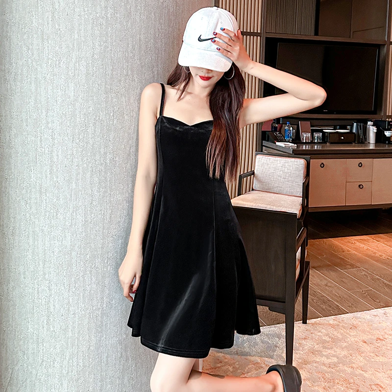 黑色金丝绒吊带连衣裙女春秋内搭短裙小个子显瘦外穿a字小黑裙