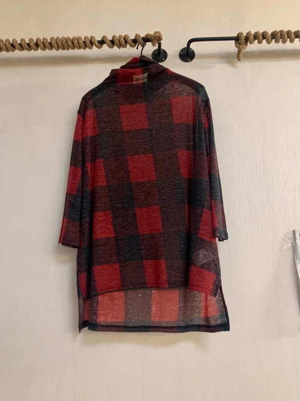 高领红格长袖小衫