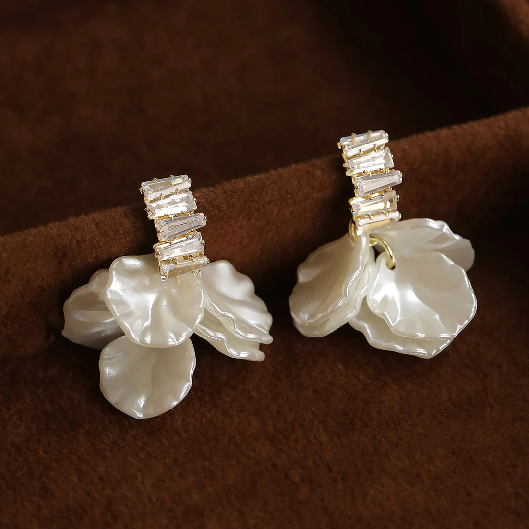 铜合金亚克力耳饰 白色轻奢时尚复古法式小众温柔花朵耳环