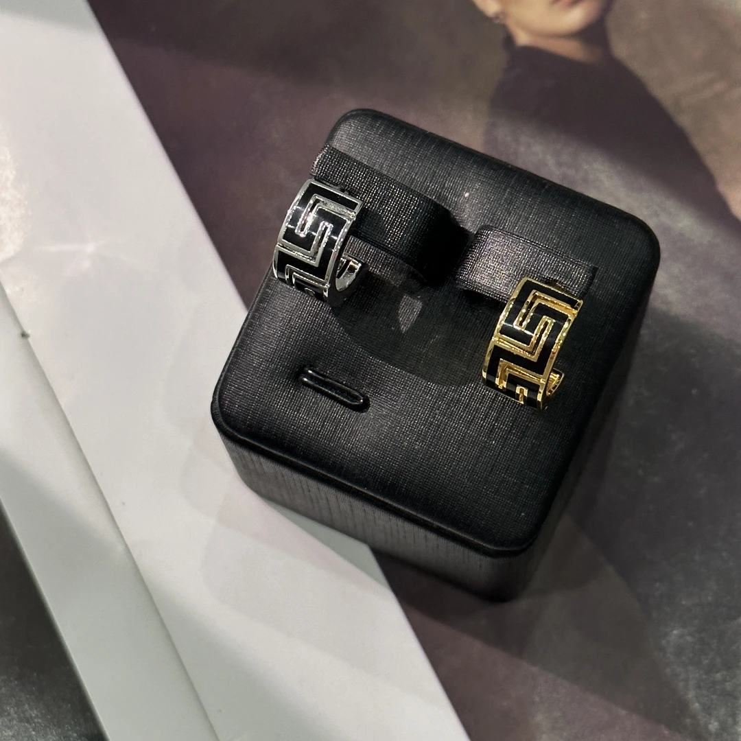 铜合金耳饰 【DVWN 专属】字母耳钉