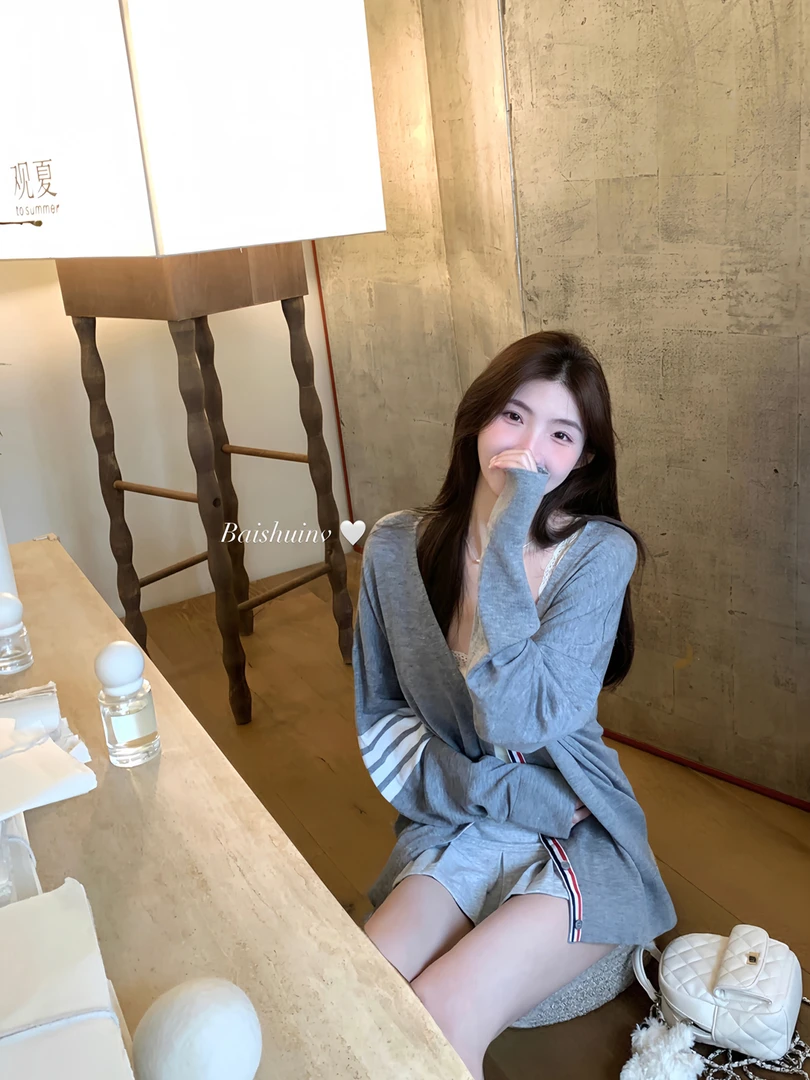 白水女【TB学院风】V领针织开衫外搭女早秋慵懒风宽松上衣B40844196