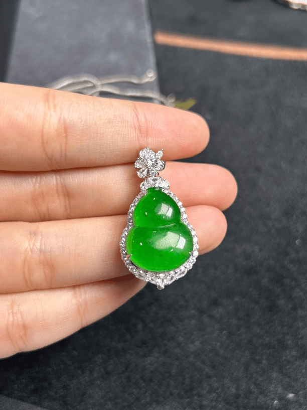 天然A货翡翠中版葫芦吊坠