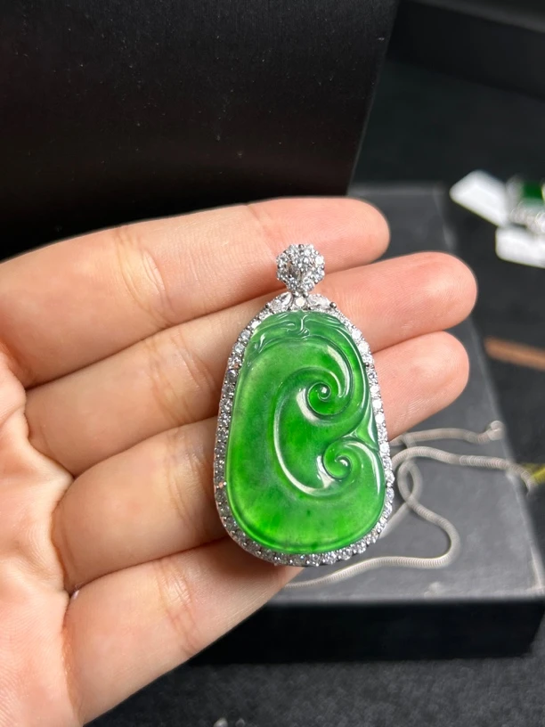 天然A货翡翠如意吊坠