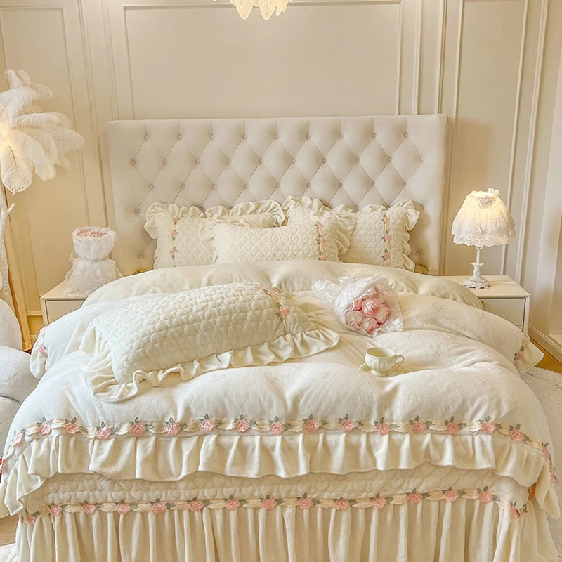 2025新款双面牛奶绒花边刺绣四件套加厚加绒绒被水晶绒少女心高端