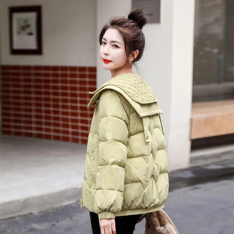 品牌断码黎久羽绒服女短款加厚冬装2023年新款时尚减龄娃娃领青绿