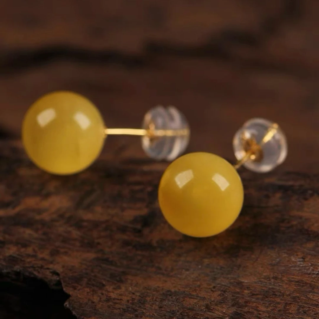 米拉奇 天然蜜蜡圆珠耳钉18K金简约7mm鸡油黄耳钉 2074-07