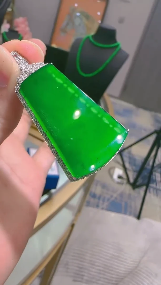 【闪购商品】翡翠吊坠(赠链)18K金镶嵌天然A货翡翠