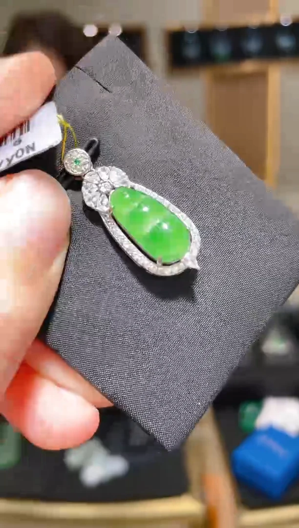 13856天然翡翠A货满绿豆子吊坠多样性发