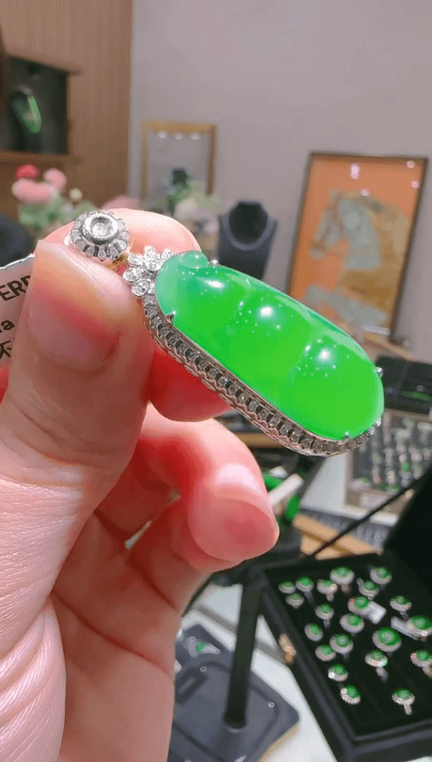【闪购商品】翡翠吊坠(赠链)18K金镶嵌天然A货翡翠
