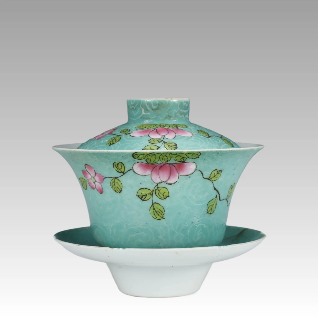 粉彩松石绿地花卉纹盖碗0110