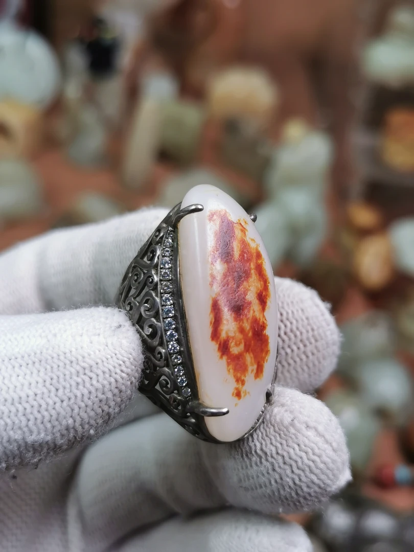 新疆和田白玉，红沁戒指