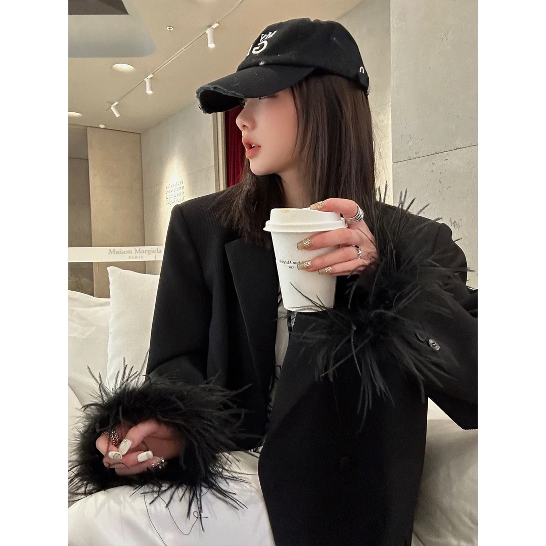 黑色西装拼接鸵鸟毛百搭外套女2025新款网红高级感休闲宽松加厚