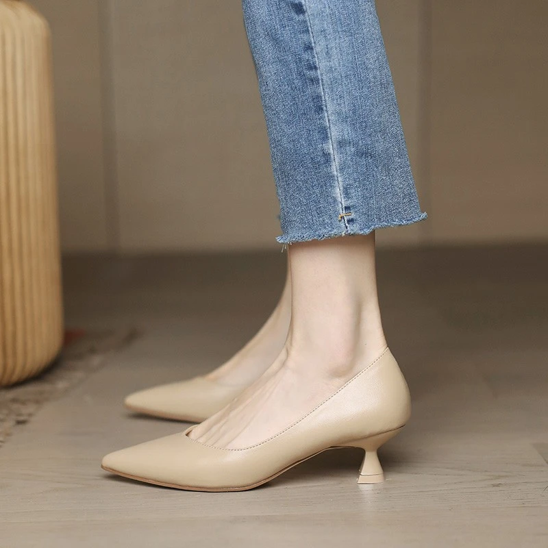 裸色高跟鞋女低跟3cm2025年新款软皮工作鞋尖头法式3公分小跟单鞋
