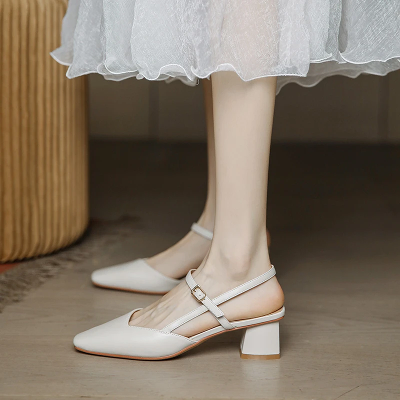 米白色包头凉鞋女粗跟仙女风简约百搭配裙子夏季后空方头高跟鞋女