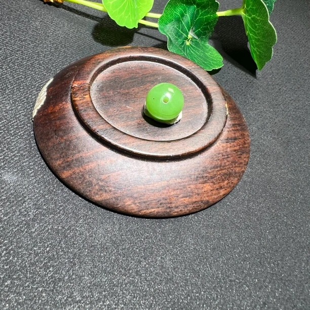 和田玉碧玉乌兰海苹果绿中色，卡12m有水线黑点少