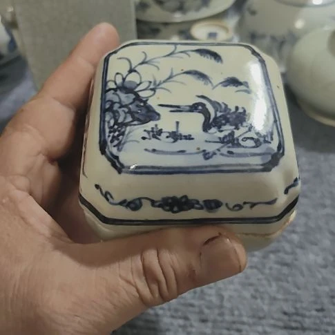 一个青花方形小粉盒奔*