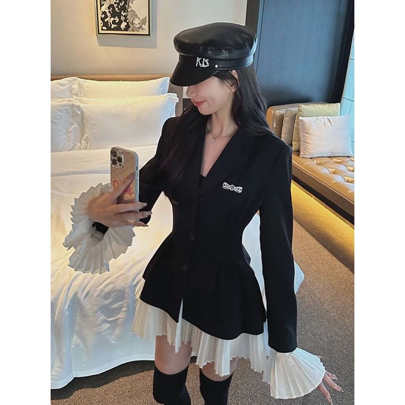 连衣裙女装2025秋季新款法式高级感假两件黑白撞色网纱喇叭袖裙子