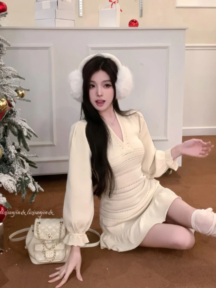 秋季显瘦镂空白茶钩花乌龙针织秋季好看长袖短裙女荷叶修身连衣裙