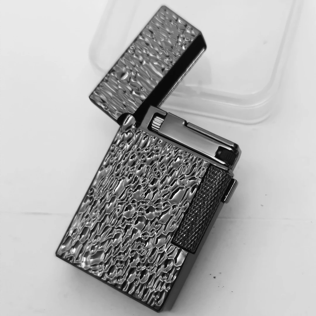 陨石坑防风侧滑钢音朗声气体打火机，双火焰可调节