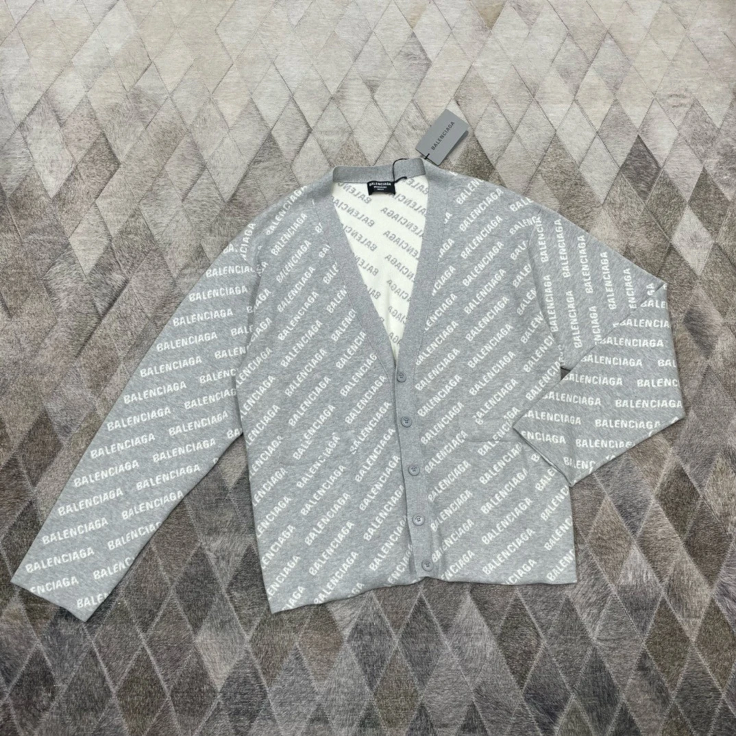 全新未使用 Balenciaga/巴黎世家 125723 满印弹幕logo羊毛开衫