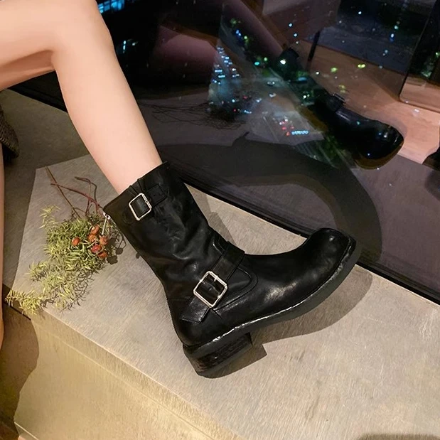 大叔工厂店~百搭时髦扣带设计软皮圆头小粗跟增高显腿直短筒靴女