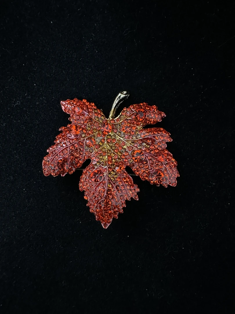 铜合金合成锆石胸针 ZX0116时尚枫叶胸针