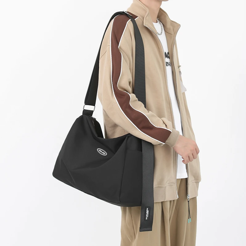 男士斜挎包ins潮牌学生挎包运动简约单肩包女轻便休闲背包男新款