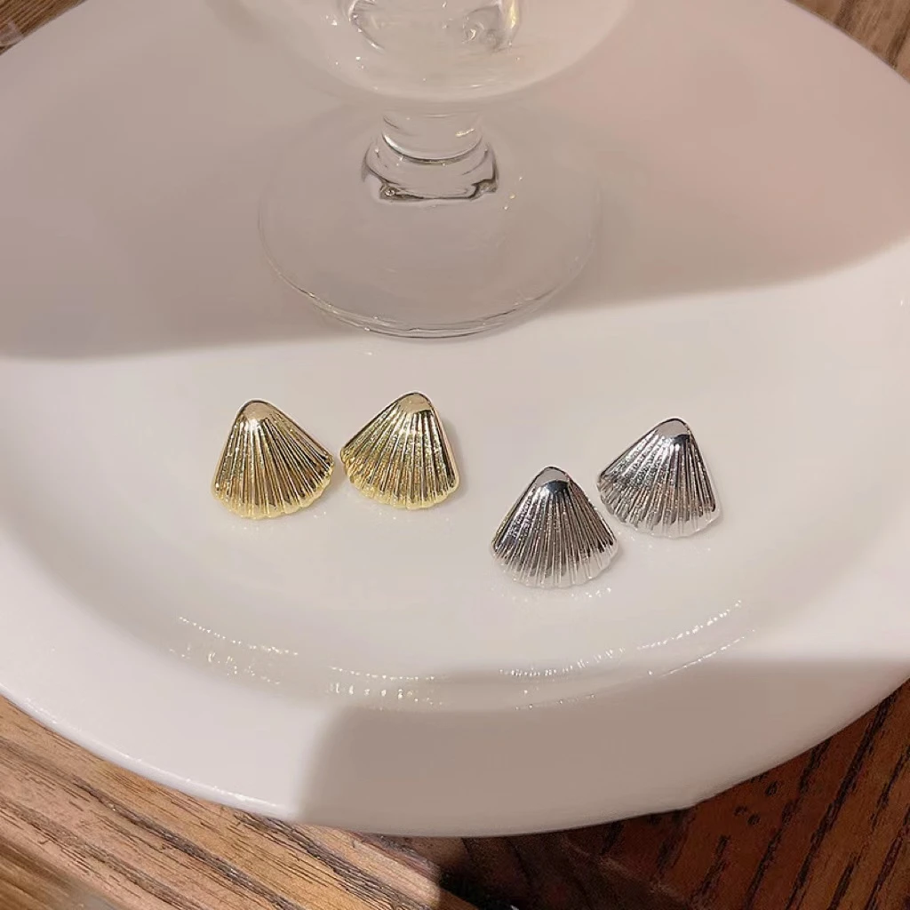 铜合金耳饰 韩国设计感贝壳耳钉女ins潮创意百搭气质金属扇形耳环