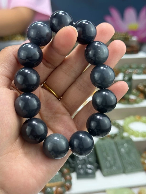 和田玉青花卡18的手串有瑕，多样性随机发一串