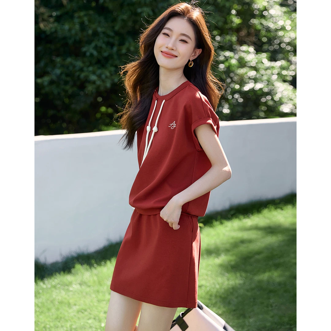 沫晗依美2025夏款夏日休闲基础圆领撞色刺绣休闲T恤半裙套装B013