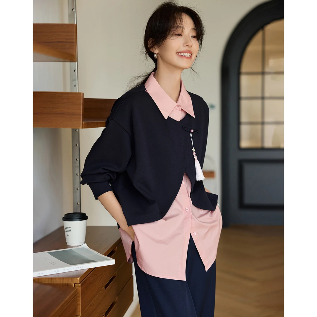 沫晗依美假两件卫衣2025春新款新中式撞色衬衫领盘扣设计气质上衣