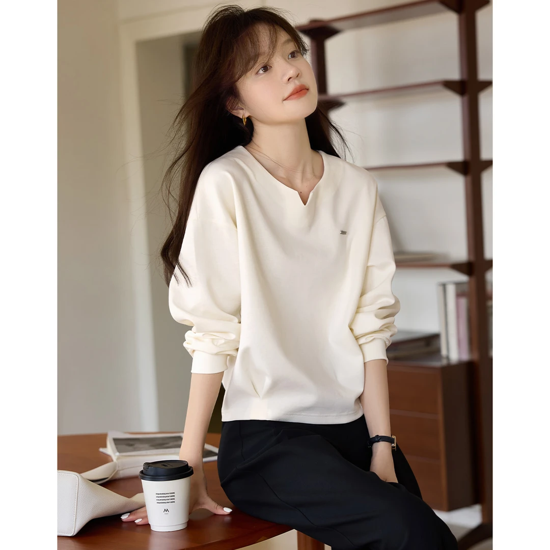 沫晗依美2025秋季新款都市休闲宽松小V领收腰显瘦短款设计感卫衣